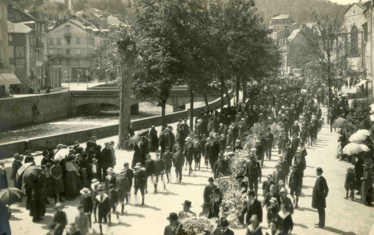 Les élèves des écoles communales et les porteurs de gerbes.
