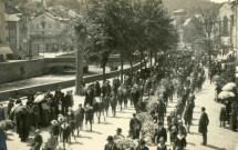 Les élèves des écoles communales et les porteurs de gerbes.