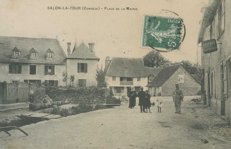 Salon-la-Tour : "Salon-la-Tour (Corrèze) - Place de la mairie".