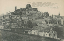 Turenne : "Corrèze - 102 - Turenne - Vue générale". "Comme un guetteur raidi par quelque froid matin, Comme un croisé tourné vers l'Orient lointain, Surgit la noble tour, la vieille suzerainne : Comborn n'est plus ; le temps te ronge en vain, Turenne. J. de Saint-Germain.".