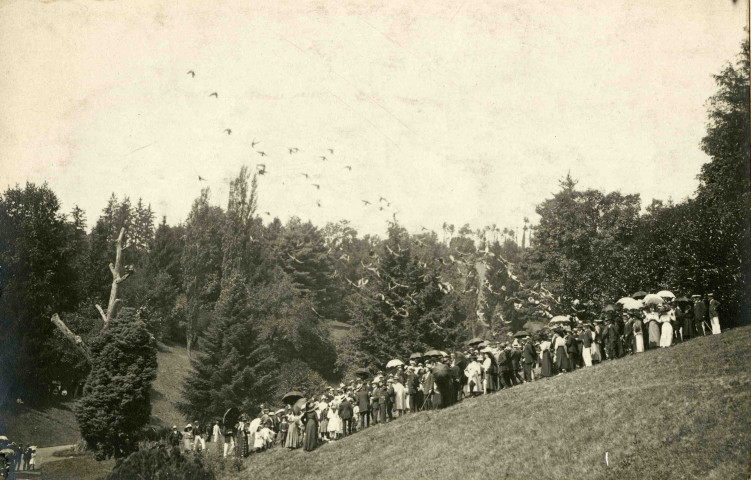 Lâcher de pigeons dans les jardins de la préfecture.