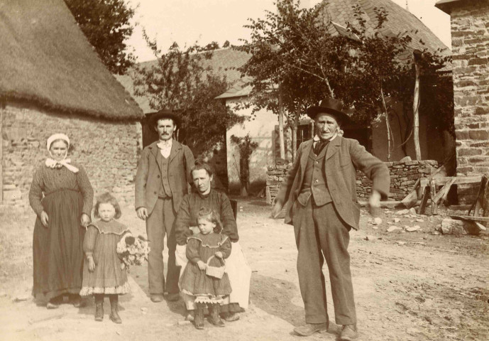 Une famille dans la cour de la ferme.