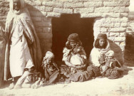 Famille sur le seuil de sa maison.