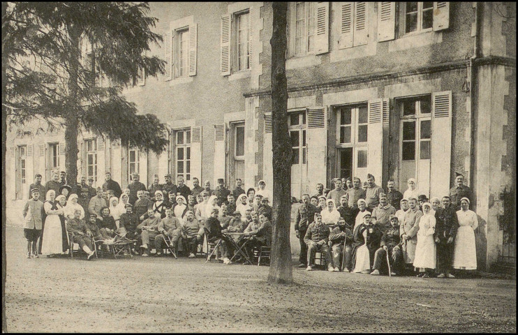 Personnel de l'hôpital et soldats sous les arbres, devant le bâtiment.