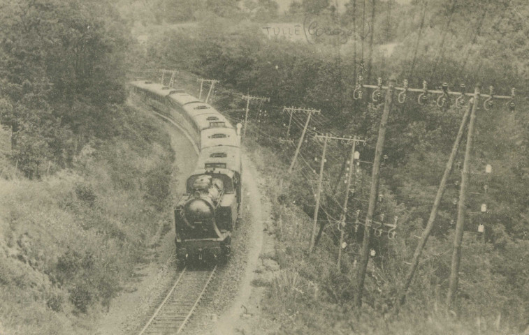 Corrèze, chemin de fer : "85. Region Sud-Ouest - Le C.B. express Vichy-Clermont-Bordeaux dans la pente de 25 mm de Gimel à Tulle (Corrèze). Machine-tender "Mikado", série 141-300.".