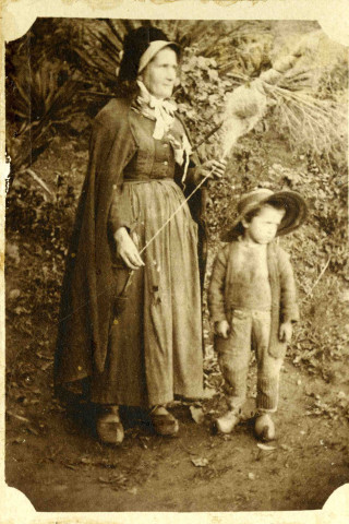 Femme filant et jeune garçon.