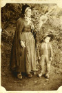 Femme filant et jeune garçon.