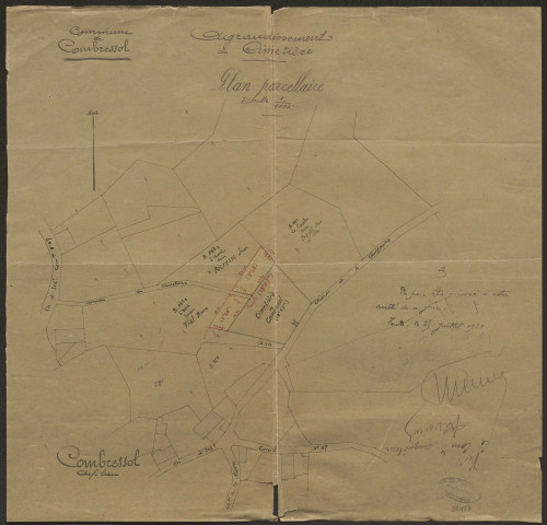 Presbytère. Cimetière ; concessions. Bureau de poste et mairie. Monument aux morts. Pont bascule.