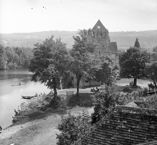 La Chapelle et les femmes lavant leur linge à la Dordogne.