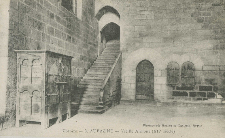 Aubazine : "Corrèze - 3. Aubazine - Vieille armoire (XIIe siècle)".