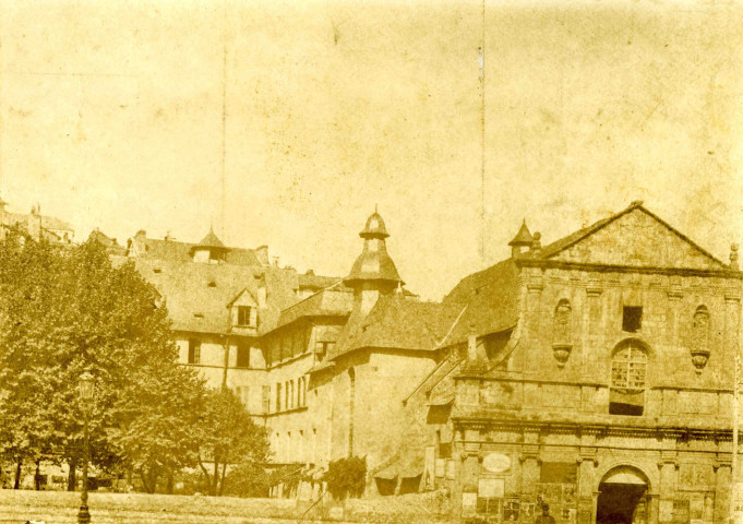 Quai du Collège : aile droite de l'ancien collège des jésuites.