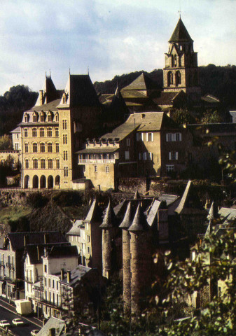 "La Corrèze Touristique. Uzerche. La perle du Limousin. Le clocher de l'église Saint-Pierre. Devant, le château Pontier".
