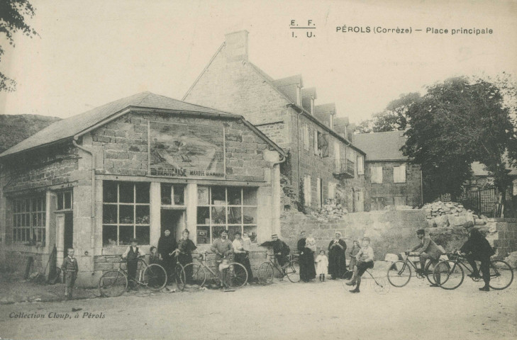 Pérols-sur-Vézère : "Pérols (Corrèze) - Place principale". Bicyclettes anciennes.