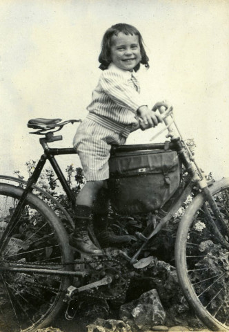 Portrait d'un jeune enfant, et bicyclette.