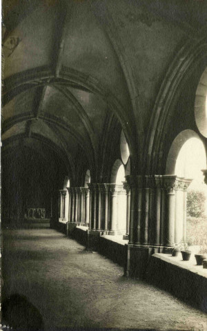 "Tulle. Le cloître, galerie".