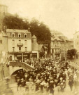 La foule traverse le pont de la Barrière.