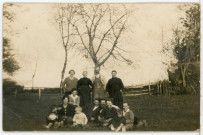 [Lieu inconnu] : portrait d'une famille en extérieur.