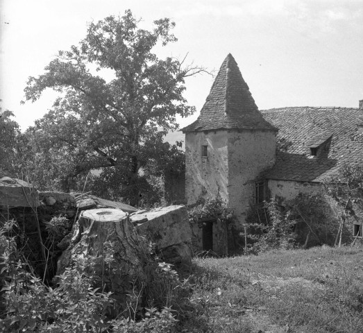 Ferme avec tour carrée.