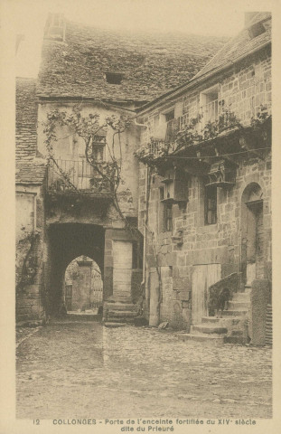 Collonges-la-Rouge : "12 Collonges - Porte de l'enceinte fortifiée du XIVe siècle dite du Prieuré".