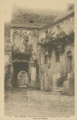 Collonges-la-Rouge : "12 Collonges - Porte de l'enceinte fortifiée du XIVe siècle dite du Prieuré".