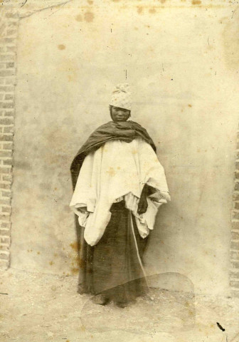 Portrait en pied d'une jeune femme.