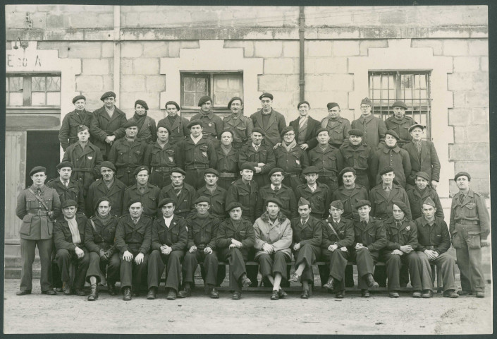 Compagnie de gardiens de prisonniers allemands au château de Doux à Altillac.