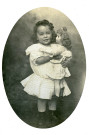 Portrait en pied d'un jeune enfant, à la poupée.