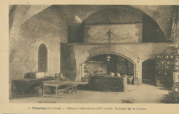 Aubazine : "8. Obazine (Corrèze) - Abbaye cistercienne (XIIe siècle) - Intérieur de la cuisine".