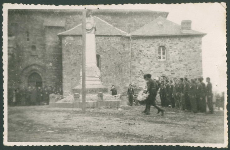 Hommage rendu par le maquis de La Besse au monument aux Morts de Sainte-Féréole.