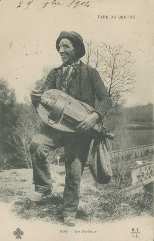Folklore : "Type du Centre - 506 - Un vielleur".