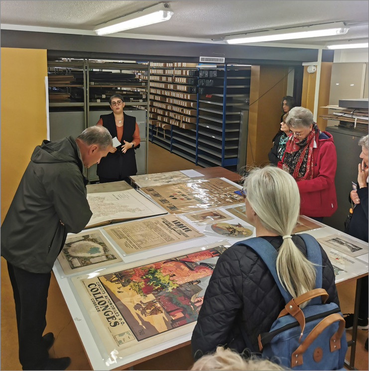 Lors des JEP 2024, découverte des affiches et autres documents grand format. Arch. dép. Corrèze, 1Num/2424.