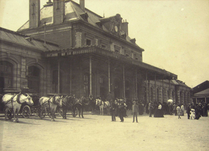 Gare : façade (avant les travaux de construction d'une verrière et du portail en fer forgé en 1911).