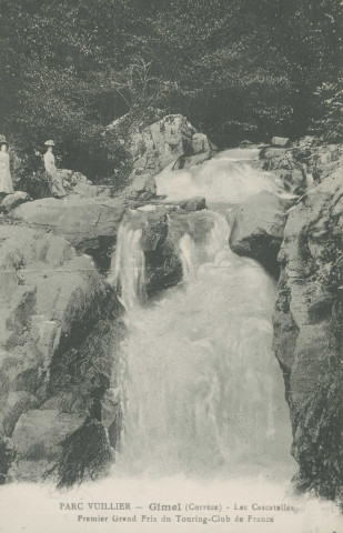 Gimel : "Parc Vuillier - Gimel (Corrèze) - Les cascatelles - Premier grand prix du Touring-club de France". Il semble qu'une femme, habillée de noir, s'apprête à jeter une gerbe de fleurs dans la cascade.