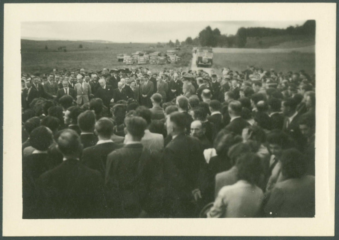 Érection d'une stèle dédiée à la Résistance en forêt.