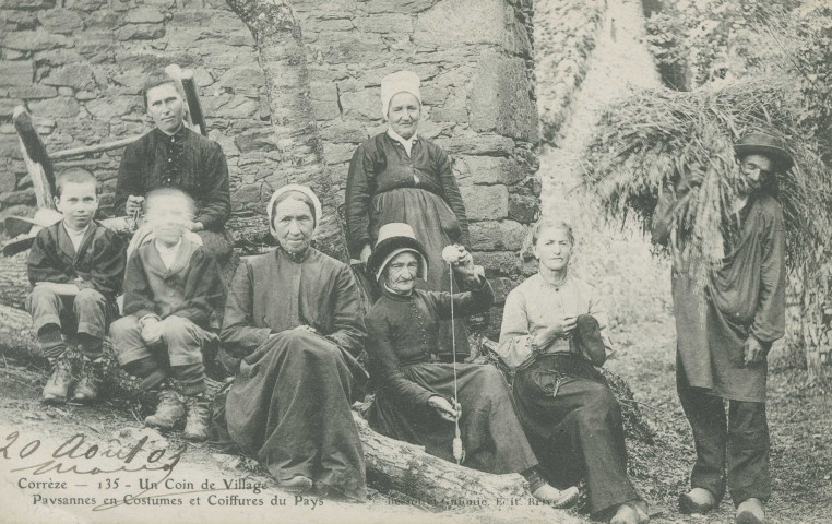 Folklore : "Corrèze - 135 - Un coin de village - Paysannes en costumes et coiffures du pays".