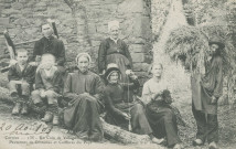 Folklore : "Corrèze - 135 - Un coin de village - Paysannes en costumes et coiffures du pays".