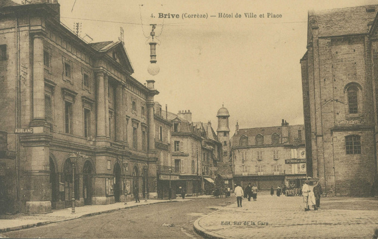 Brive-la-Gaillarde : "4. Brive (Corrèze) - Hôtel de ville et la place".