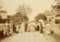 Lougratte : mariage, cortège dans la rue du village.
