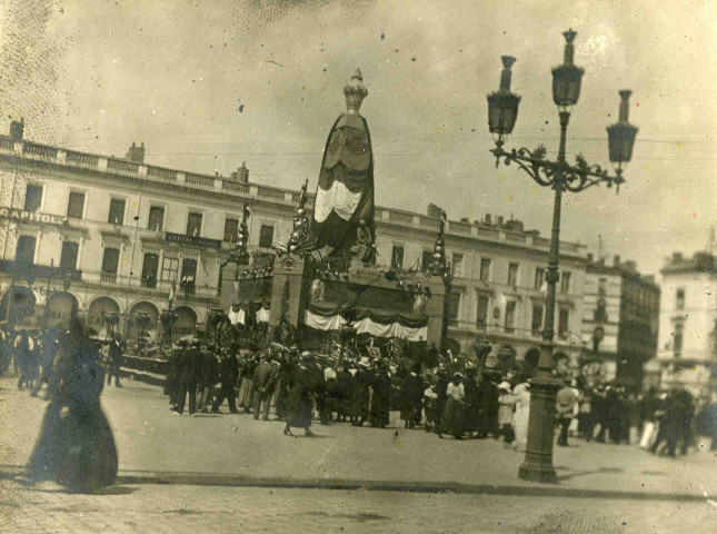 Toulouse (Haute-Garonne), place du Capitole : cérémonie commémorative au monument aux morts.