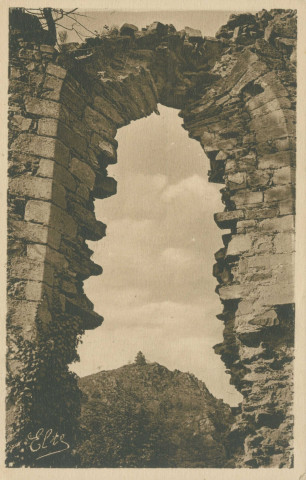 Aubazine : "Aubazine (Corrèze) - Ruines de l'ancien monastère du Coiroux (au milieu, le calvaire)".