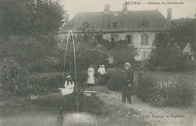 Meymac : "Château du Jassonneix". Personnages : Gaston Latreille de Lavarde, Madeleine, sa fille près du bassin, et Marie-Berthe dans les bras de la nourrice. Carte postale datant environ de 1912 car Marie-Berthe est née en juillet 1911.