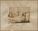 Une chambre de l'hôpital avec les malades et les infirmières.