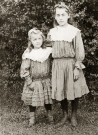 Portrait en pied d'une jeune fille (Marie-Lucie Montagut ?) et petite fille.