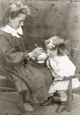 Portrait d'une jeune fille (Marie-Lucie Montagut ?) nourrissant une jeune enfant.