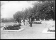 Bertrand de Valon, [son épouse] et ses hôtes sur la terrasse à l'italienne du château.