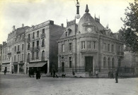 Caisse d'Épargne, à l'angle de l'Avenue de la Gare et du Boulevard Carnot (actuel Bd E. Lachaud) (inaugurée en 1909).