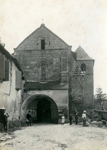 Église, portail (auvent bâti sur le portail de l'église).