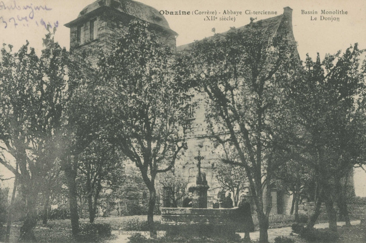 Aubazine : "Obazine (corrèze) - Abbaye cistercienne (XIIe siècle) - Bassin monolithe - Le donjon".