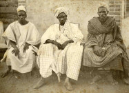 Trois hommes assis.