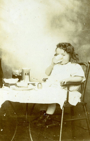 Portrait d'un jeune enfant dans sa chaise haute, le repas.